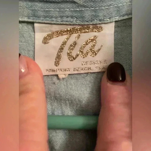 Tia Designs Women's Lightwash Denim Safari Button Up w/ Gold Animal Decals; L - Picture 5 of 11